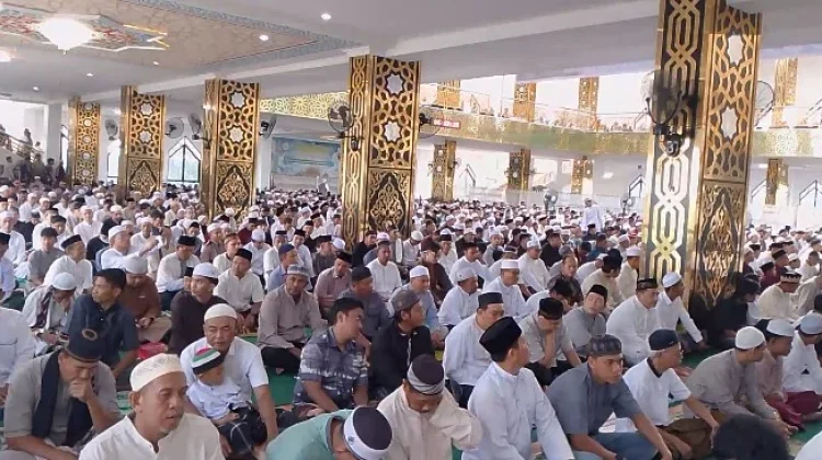 Ribuan Umat Islam Ikuti Salat Id di Masjid Raya Darusaalam