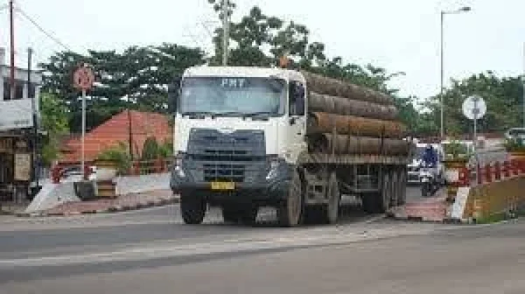 Truk Lebihi Kapasitas Ganggu Lalu Lintas dalam Kota