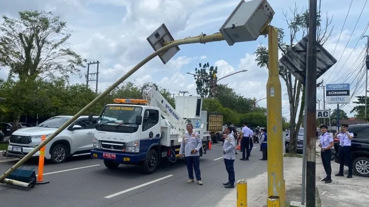 Truk Tabrak Lari Fasilitas Umum, Pelaku dalam Pencarian