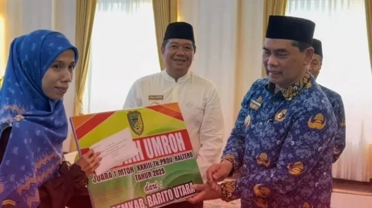 Bupati Shalahuddin Lepas Jamaah Umrah dan Berikan Bonus Juara MTQH Kalteng