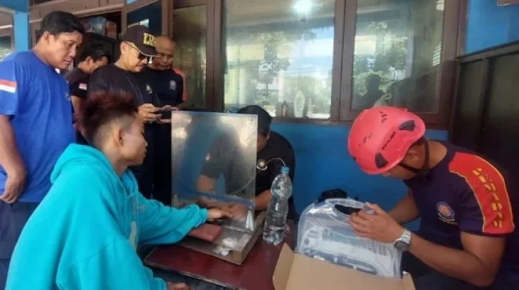 Damkar Bantu Lepas Cincin dari Jari Pemuda yang Bengkak