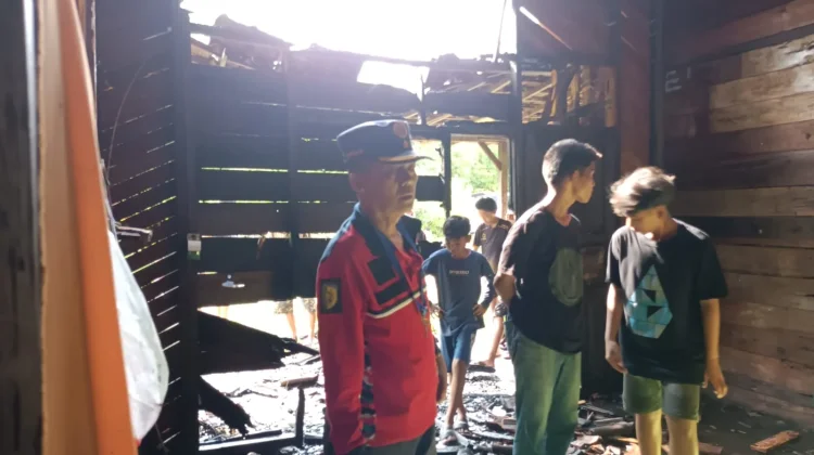 Diduga Ulah Anak-Anak Main Petasan, Rumah Kayu Jalan Matal Terbakar