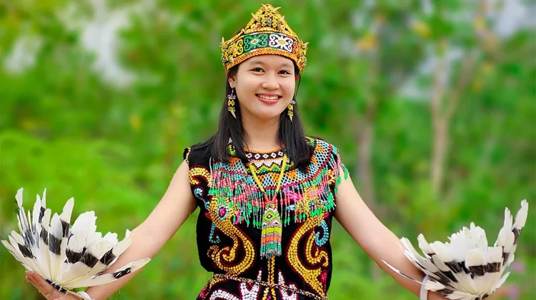 Menguak Rahasia Paras "Oriental" Suku Dayak