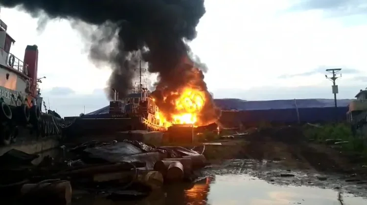 Kapal Tugboat di Sampit Terbakar, Diduga Tersambar Petir