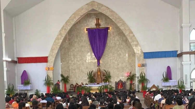 Perayaan Minggu Palma di Katedral Santa Maria Palangka Raya Dipimpin Uskup