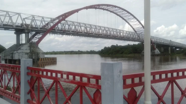 Wisata Jembatan Kahayan Ramai Saat Libur Panjang Idulfitri