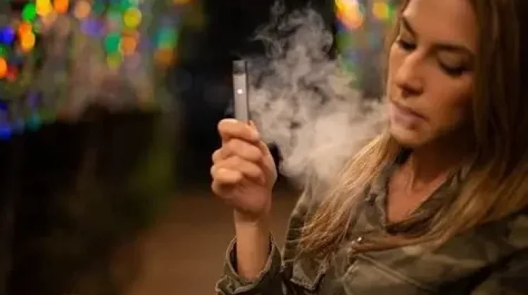 Bahaya Menghisap Vape bagi Anak Muda