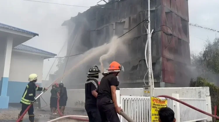 Diduga Korsleting Listrik, Gedung Walet Ludes Terbakar
