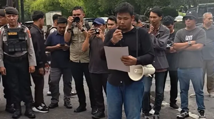 Kejati Kalteng Digeruduk Massa, Minta Dana Pokok Pikiran DPRD Diperiksa