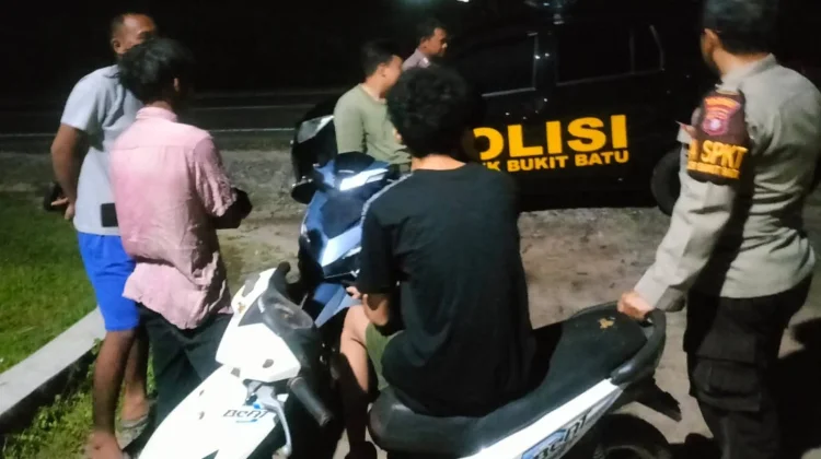 Cegah Pergaulan Bebas, Polsek Bukit Batu Sambangi Remaja di Pinggir Jalan