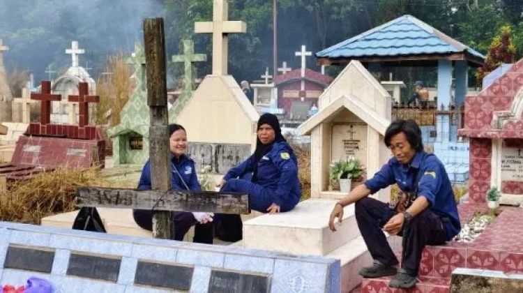 Menjelang Paskah, Pemkab Bartim Bersih Pemakaman