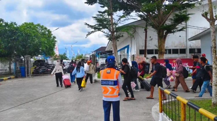 Arus Mudik Lebaran 2026: Belasan Ribu Penumpang Padati Pelabuhan Panglima Utar