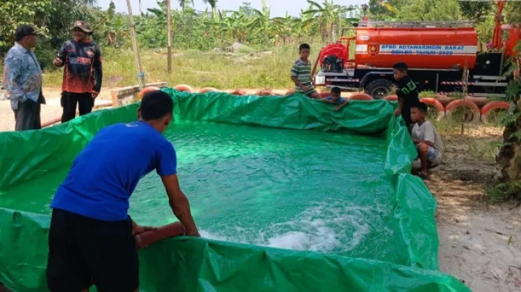 Atasi Krisis Air Bersih, BPBD Kobar Suplai 12 Ribu Liter Air ke Desa Natai Baru