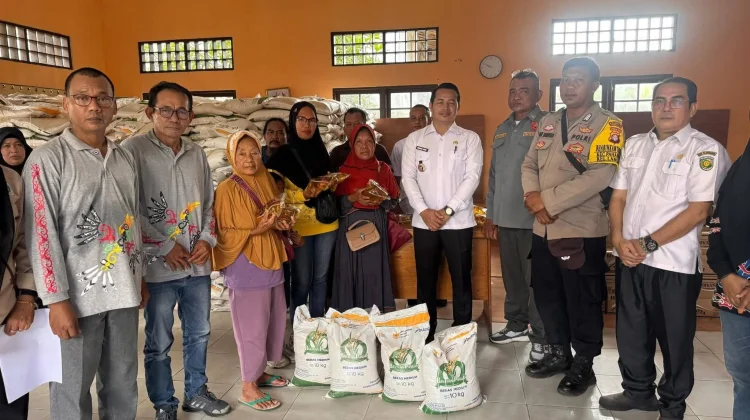 Polsek Pahandut Kawal Distribusi Bantuan Pangan untuk Warga Langkai