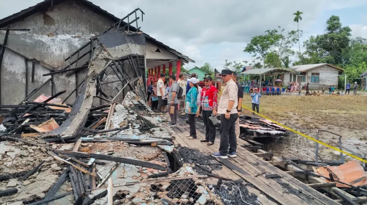 Wabup Kapuas Tinjau Kebakaran SDN 1 Lamunti, Pastikan Pendidikan Tetap Berjalan