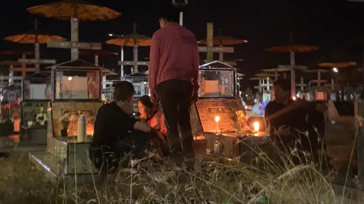 Ziarah Makam Malam  Paskah  Mendoakan Arwah