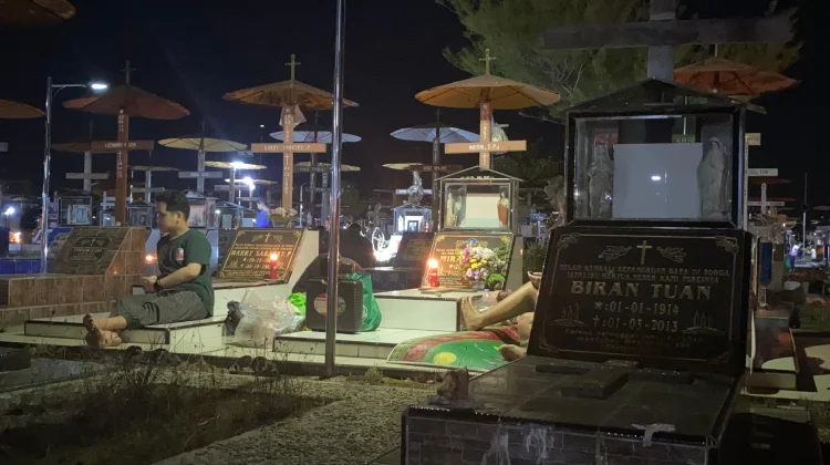 Ribuan Umat Kristen Ikuti Ibadah Malam Paskah di Pemakaman
