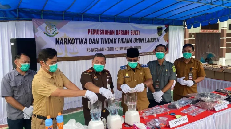 Kejari Kobar Musnahkan Barang Bukti Narkoba dan Senjata Tajam
