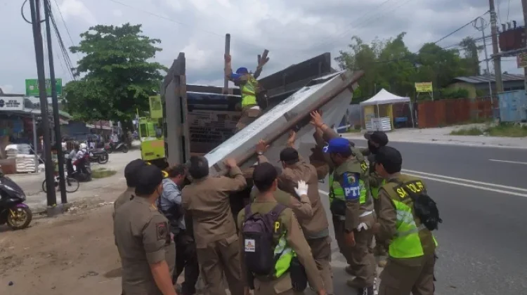 Satpol PP Kota Palangka Raya Tertibkan Reklame di Tempat Umum