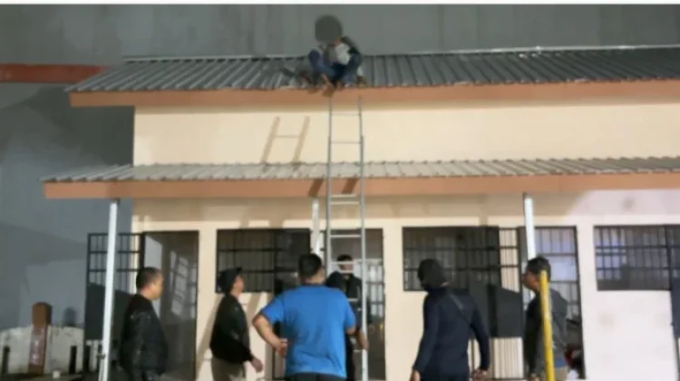 Coba Kabur lewat Atap, Petugas Gabungan Amankan ODGJ di Pangkalan Bun