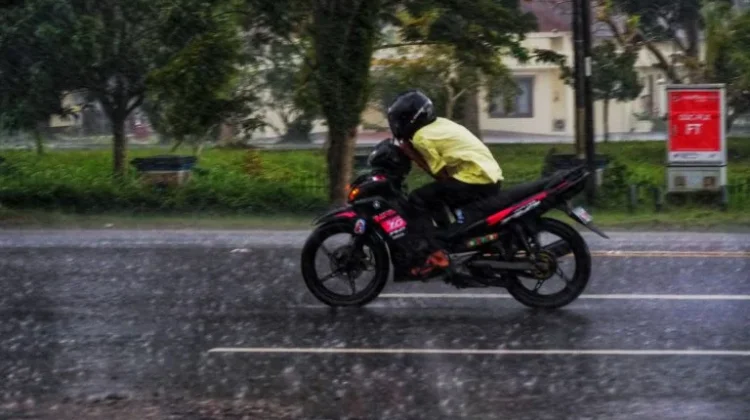 Meski Panas, Palangka Raya Tetap Diguyur Hujan
