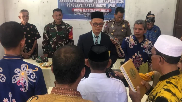 Camat Pulau Hanaut Lantik PAW Anggota BPD Desa