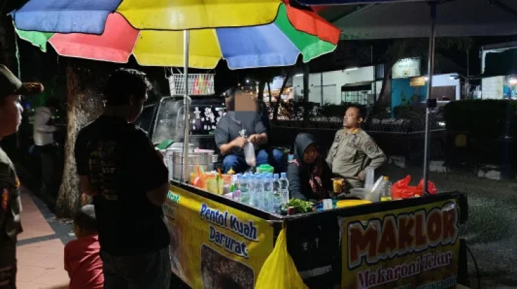 Satpol PP Kobar Tertibkan PKL di Taman Bundaran Pancasila