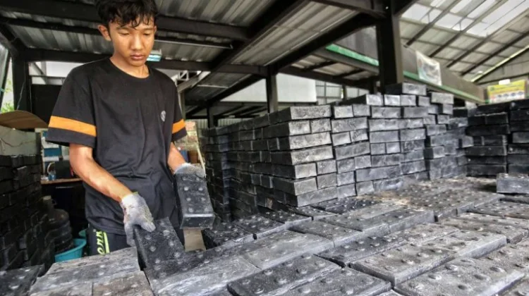Limbah Plastik Jadi Peluang Bagi Pusat Daur Ulang Penghasil Paving Block