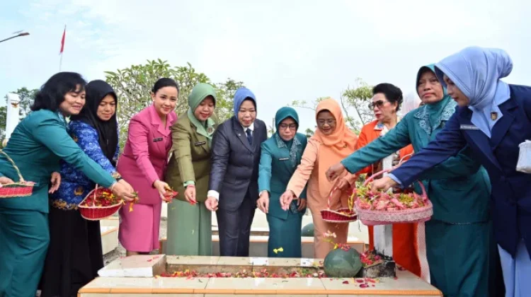 Peringati Hari Kartini ke-147, Bupati Kobar Pimpin Ziarah Makam Pahlawan