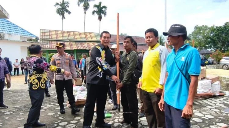 Masyarakat Peduli Api di Pulang Pisau Dapat Terima Sarpras Pengendalian Karhutla