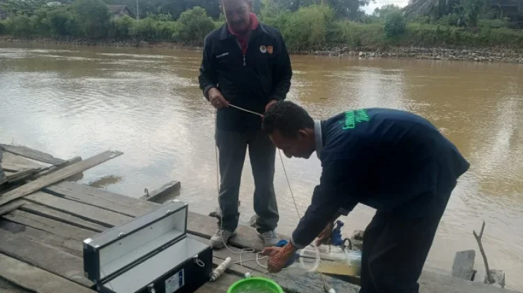Pantau Kualitas Sungai Arut, DLH Kobar Ambil Sampel Air di Lima Titik Strategis