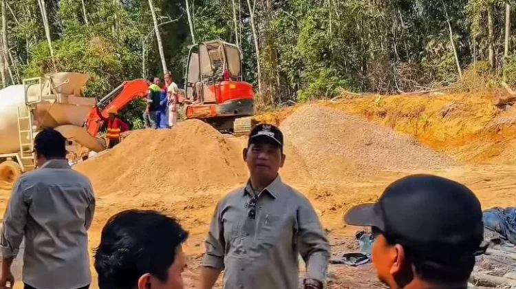 B‎upati Shalahuddin Tinjau Jembatan Lahei dan Malawaken