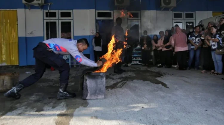 Damkar Palangka Raya Gelar Simulasi Penyelamatan Kebakaran