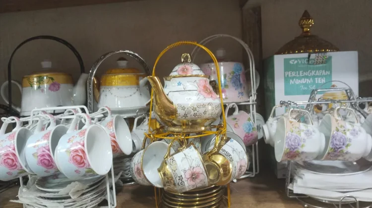 Set Teh Motif Kembang Jadi Tren di Palangka Raya