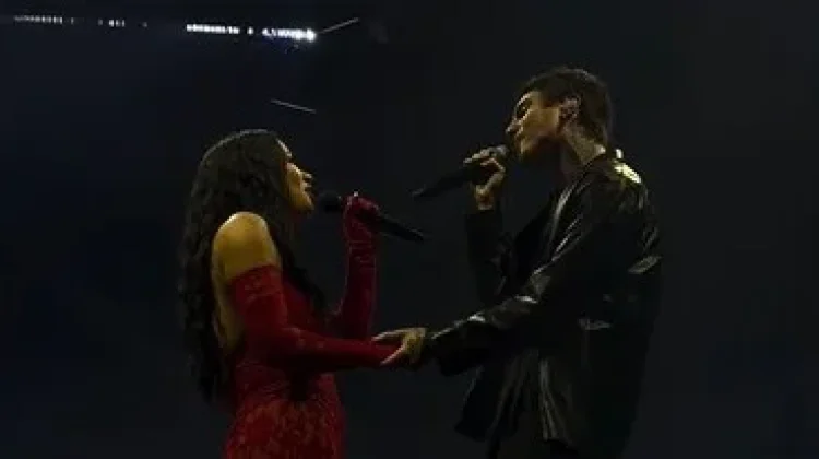 Bikin 'Melting', Demi Lovato Duet Bareng Suami di Atas Panggung