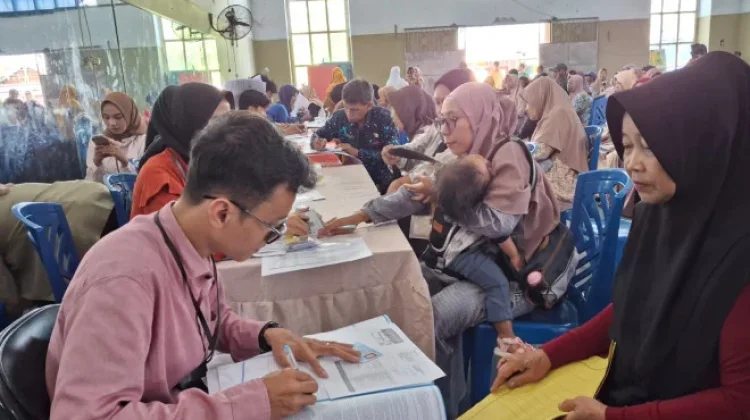 Warga Arut Selatan Terima Kartu PKH dan KKS