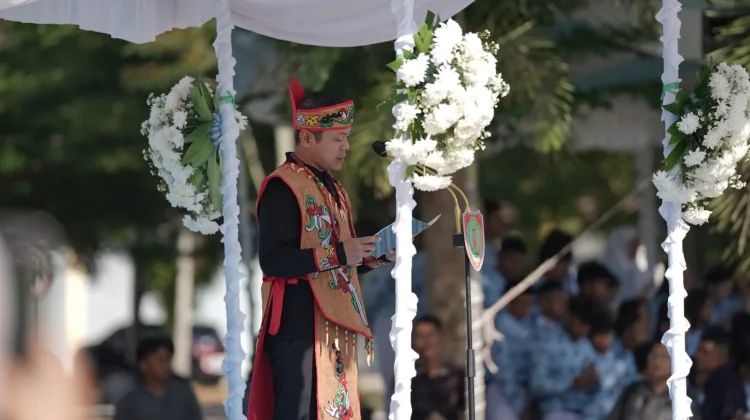 Upacara Peringatan Hardiknas Tingkay Provinsi Kalteng, Wamen Bacakan Sambutan