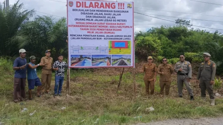 Satpol PP Kobar Pasang Baliho Larangan Berjualan di Mendawai Seberang