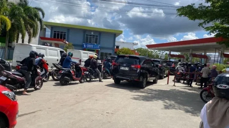 Pemko Palangka Raya Lakukan Monitoring Antrean Panjang BBM