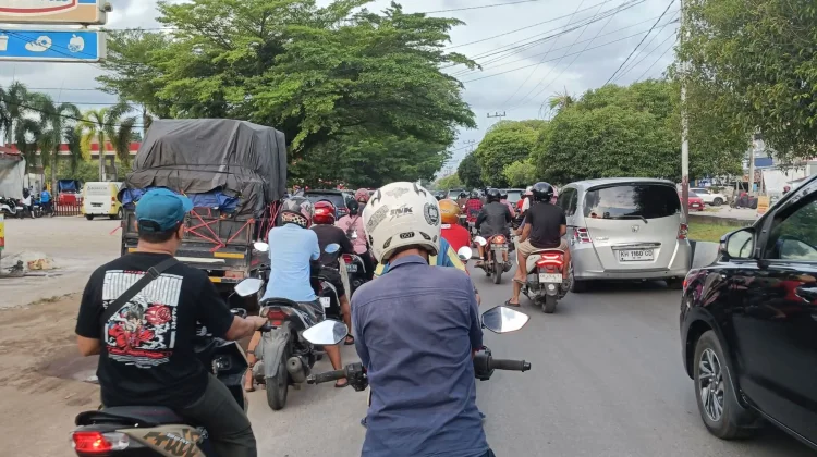 Antrean Panjang Kendaraan di Sejumlah SPBU di Palangka Raya Masih Terus Terjadi