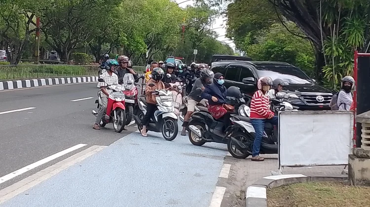 Warga Keluhkan Antrean Panjang di SPBU Palangka Raya