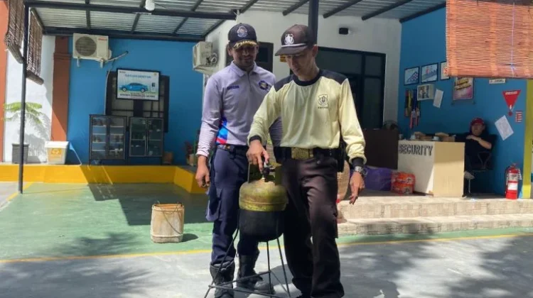 Dinas Pemadam Kebakaran dan Penyelamatan Gelar Simulasi Mengatasi Kebakaran