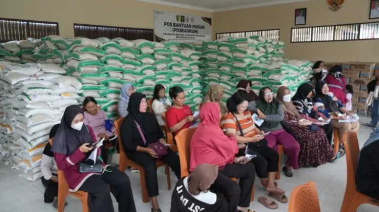Pemko Palangka Raya Salurkan Beras Bantuan Pangan di Kelurahan Menteng