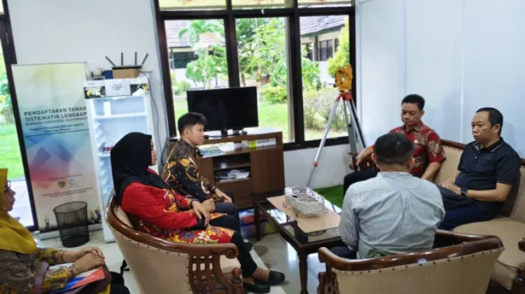 Percepat Pembangunan, Dishub Kobar Serahkan Berkas Sertifikat Bandara Baru