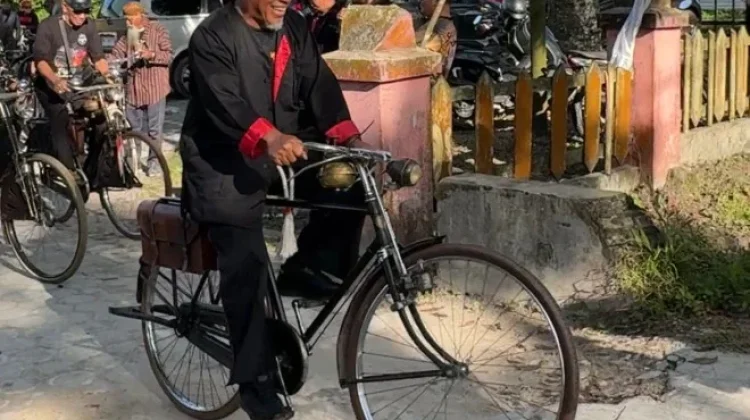 Wabup Suyanto Lepas Komunitas Onthel Kobar ke Klaten