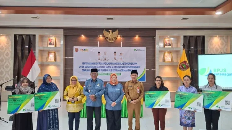 Wujudkan Kesejahteraan, Pemkab Kobar Serahkan Insentif Guru Ngaji dan Tokoh Agama