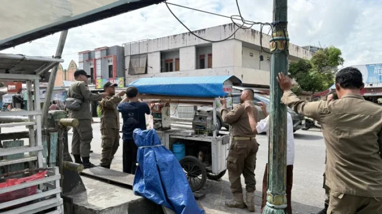 Satpol PP Kobar Tertibkan PKL di Kawasan Fasilitas Publik