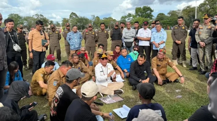 Gubernur dan DPRD Kalteng Temui Langsung Massa Aksi GMAB