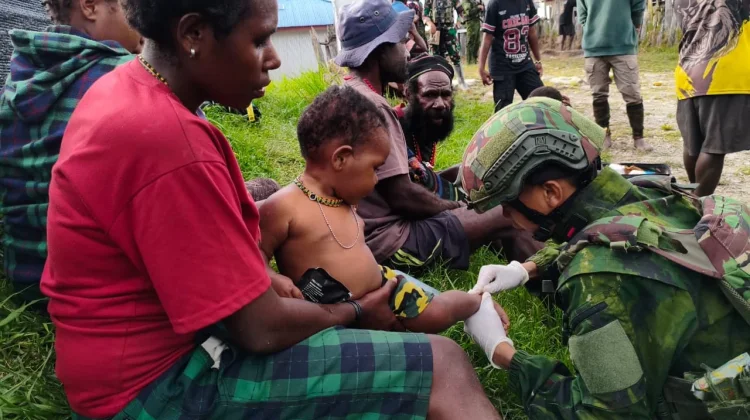 Prajurit Satgas Yonif 621/Manuntung Kalsel Sentuh Hati Warga Sinak