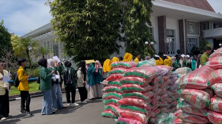 Mahasiswa Sambut Bantuan Sembako Pemprov Kalteng